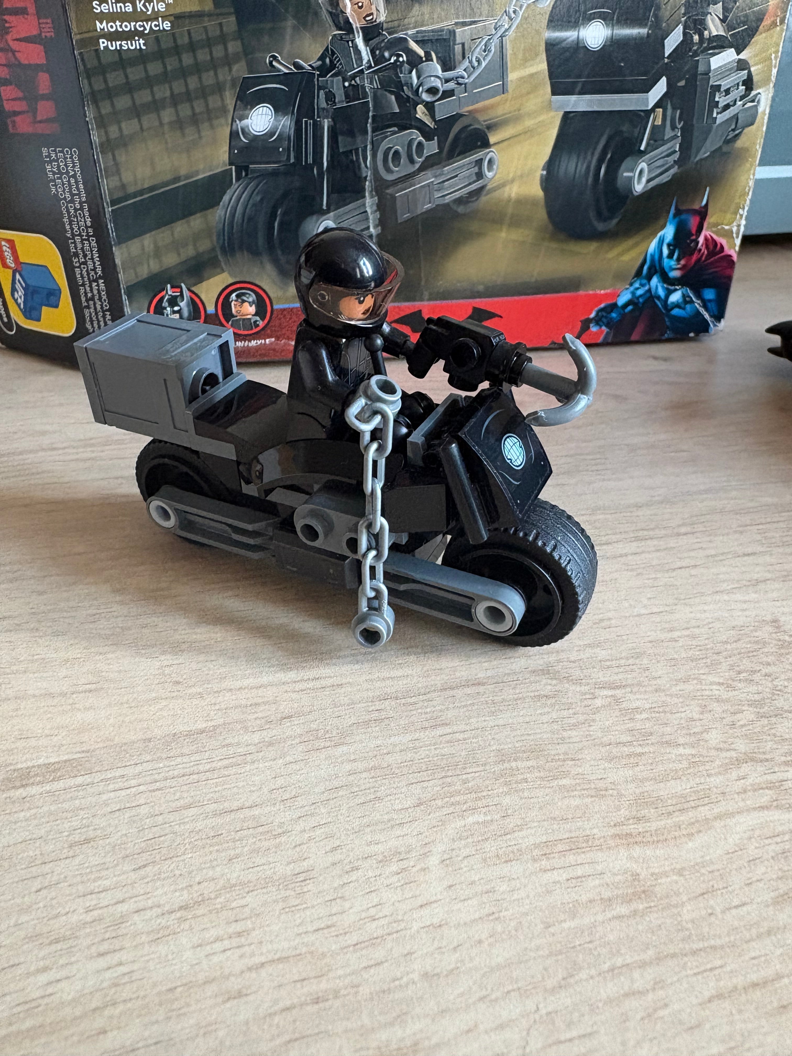LEGO The Batman 2022 Batman & Selina Kyle Motorcycle Pursuit