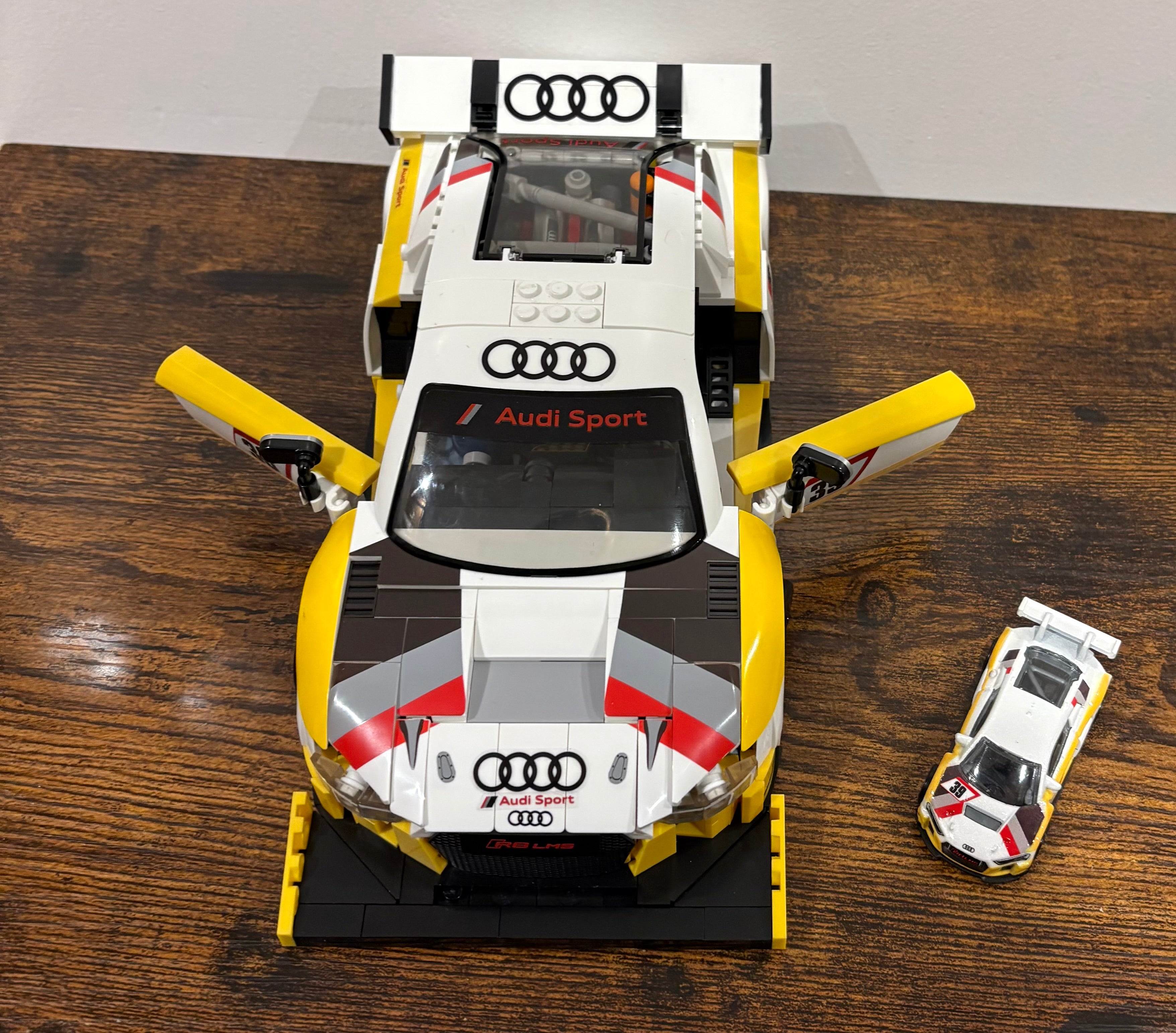 Mattel Hot Wheels - Brick Shop '15 Audi R8 LMS with Mini Car