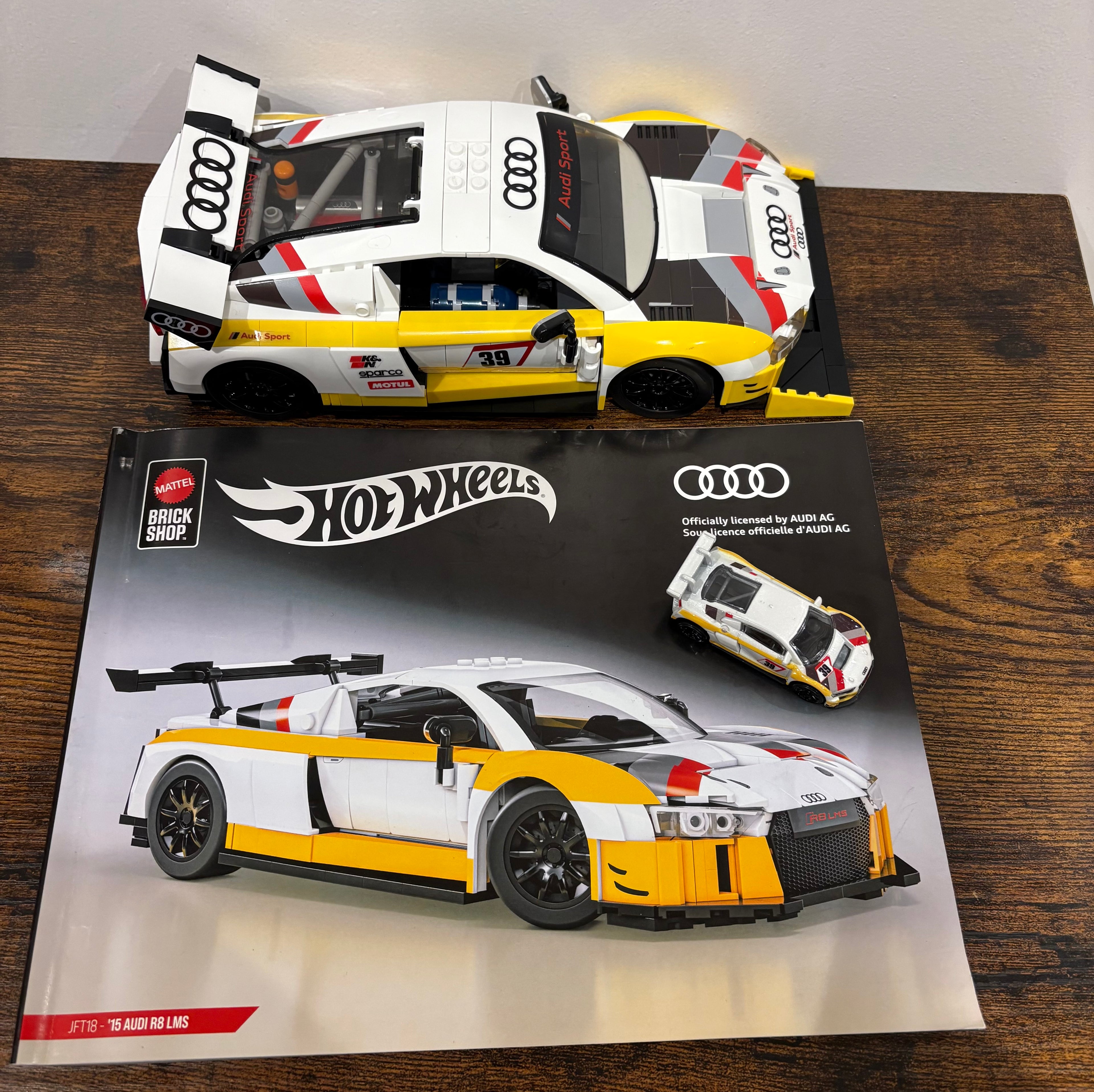 Mattel Hot Wheels - Brick Shop '15 Audi R8 LMS with Mini Car