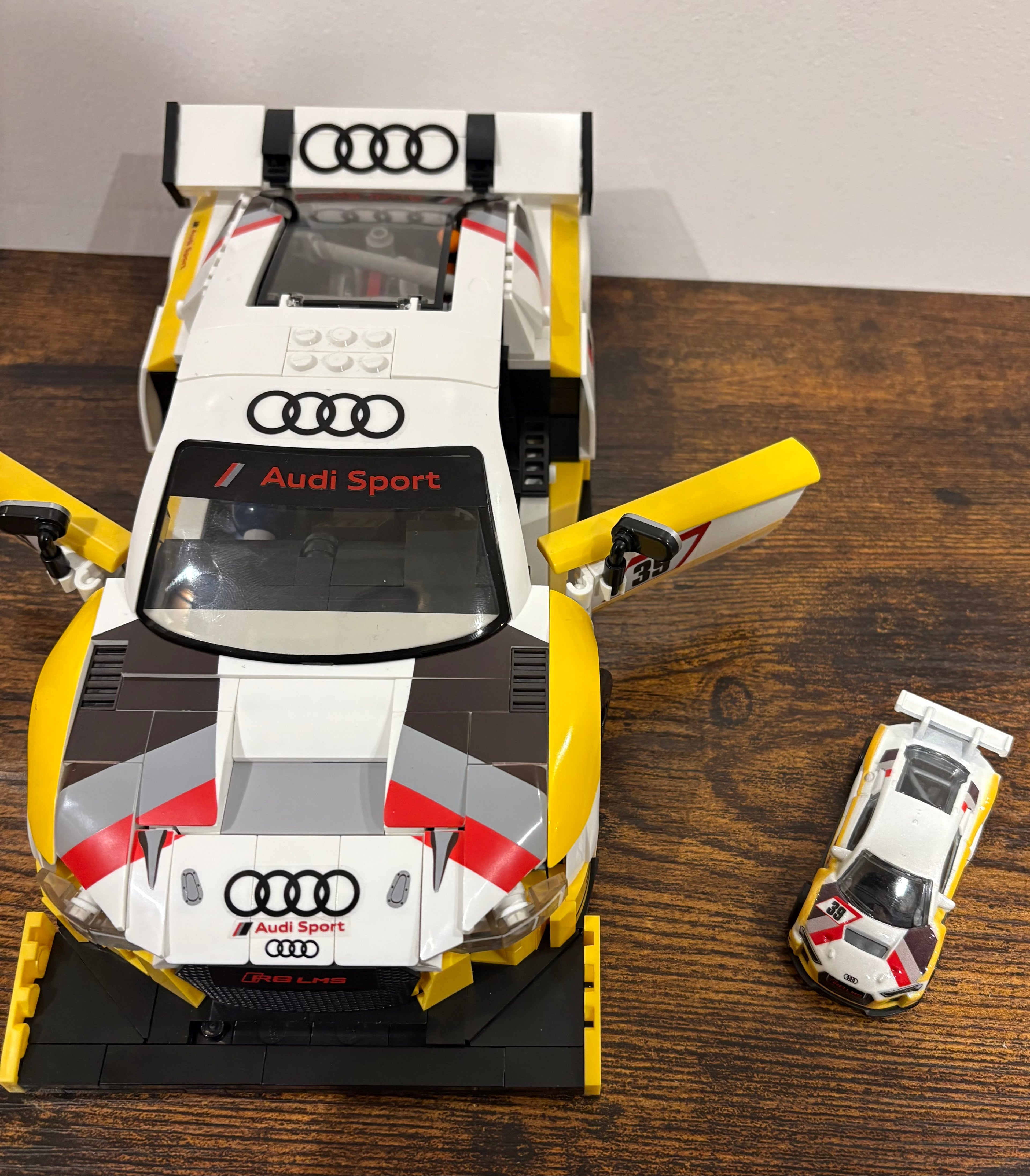 Mattel Hot Wheels - Brick Shop '15 Audi R8 LMS with Mini Car