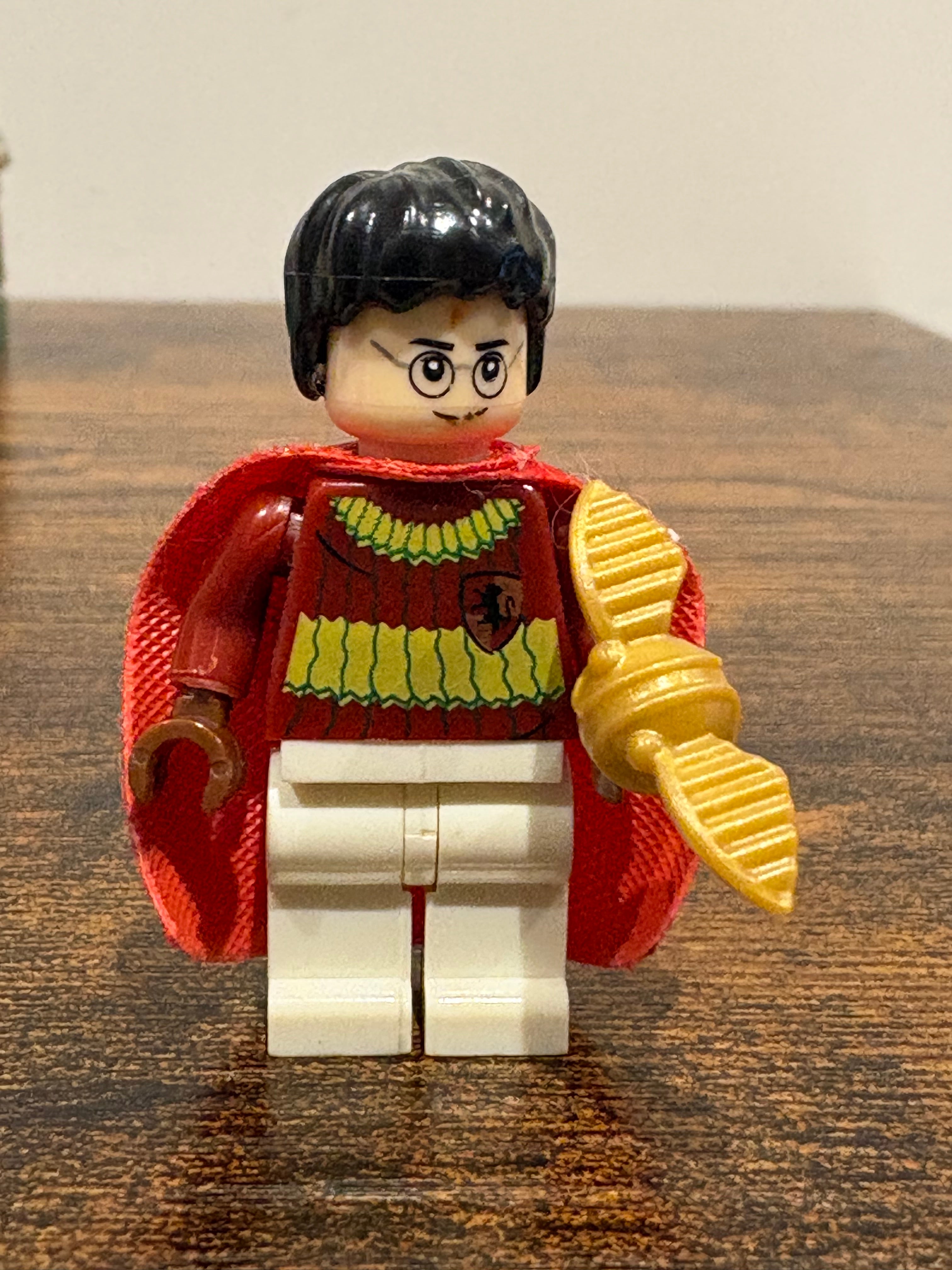 Mini Figure Harry Potter & Golden Snitch Red jumper and cape