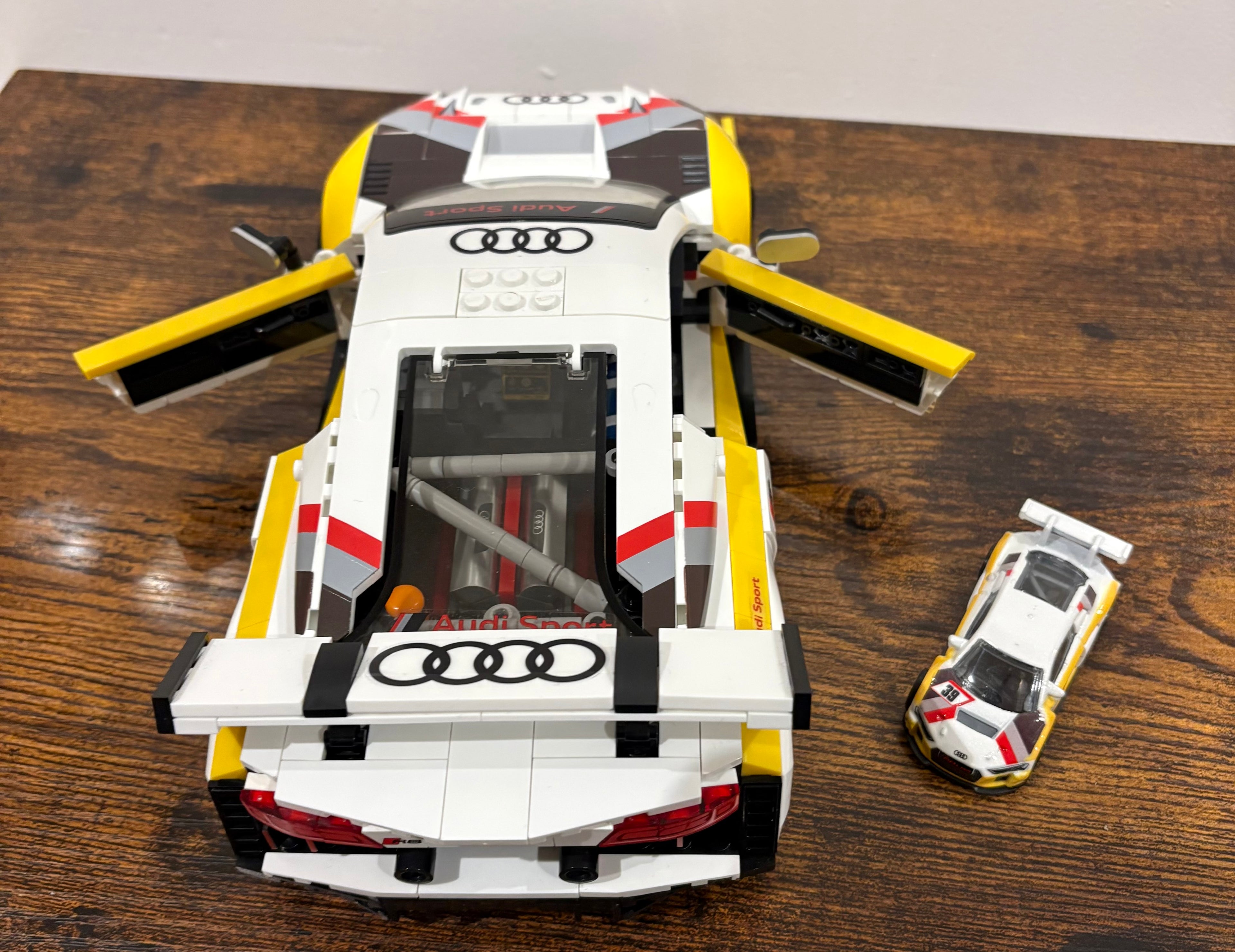 Mattel Hot Wheels - Brick Shop '15 Audi R8 LMS with Mini Car