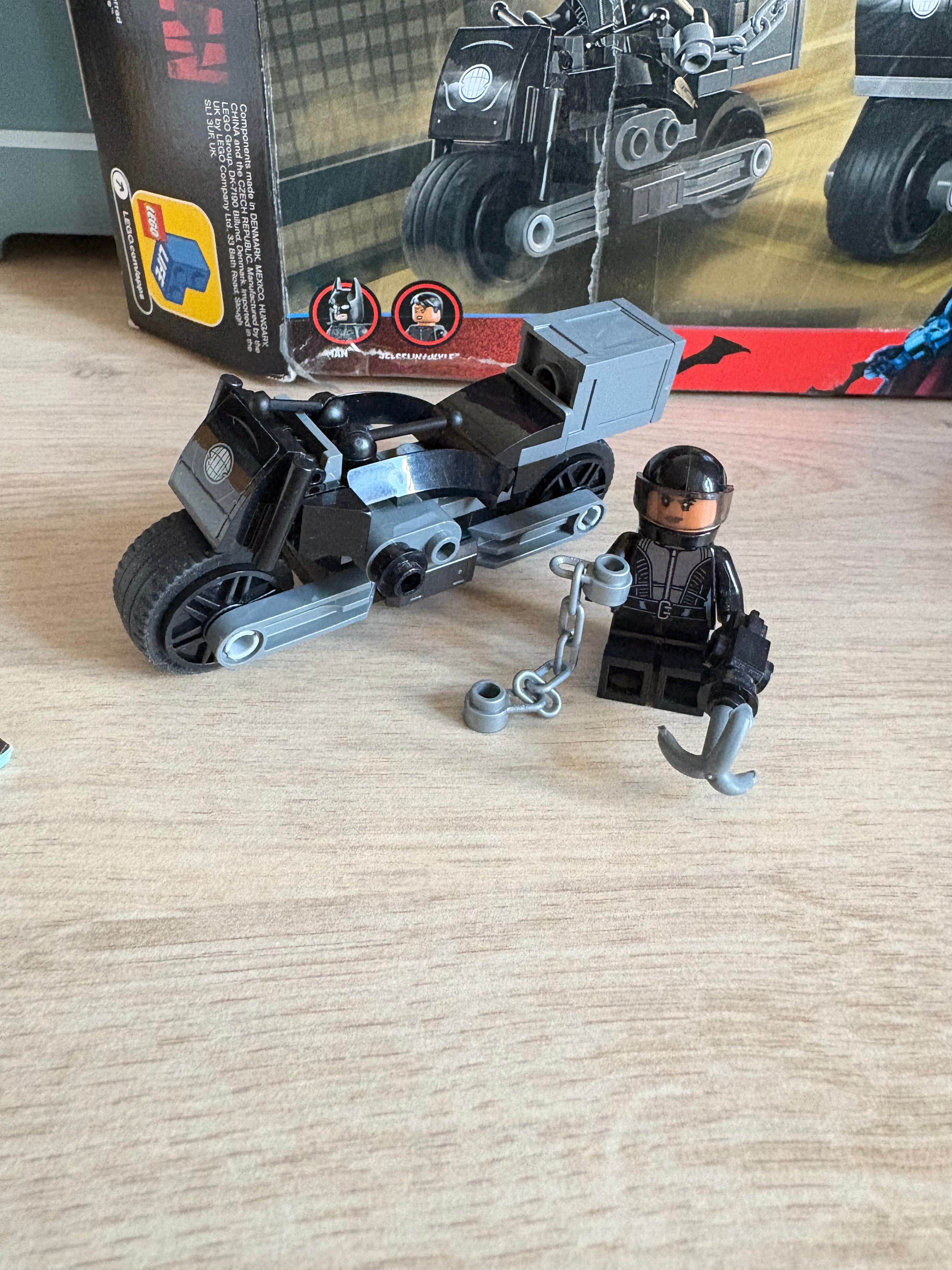 LEGO The Batman 2022 Batman & Selina Kyle Motorcycle Pursuit