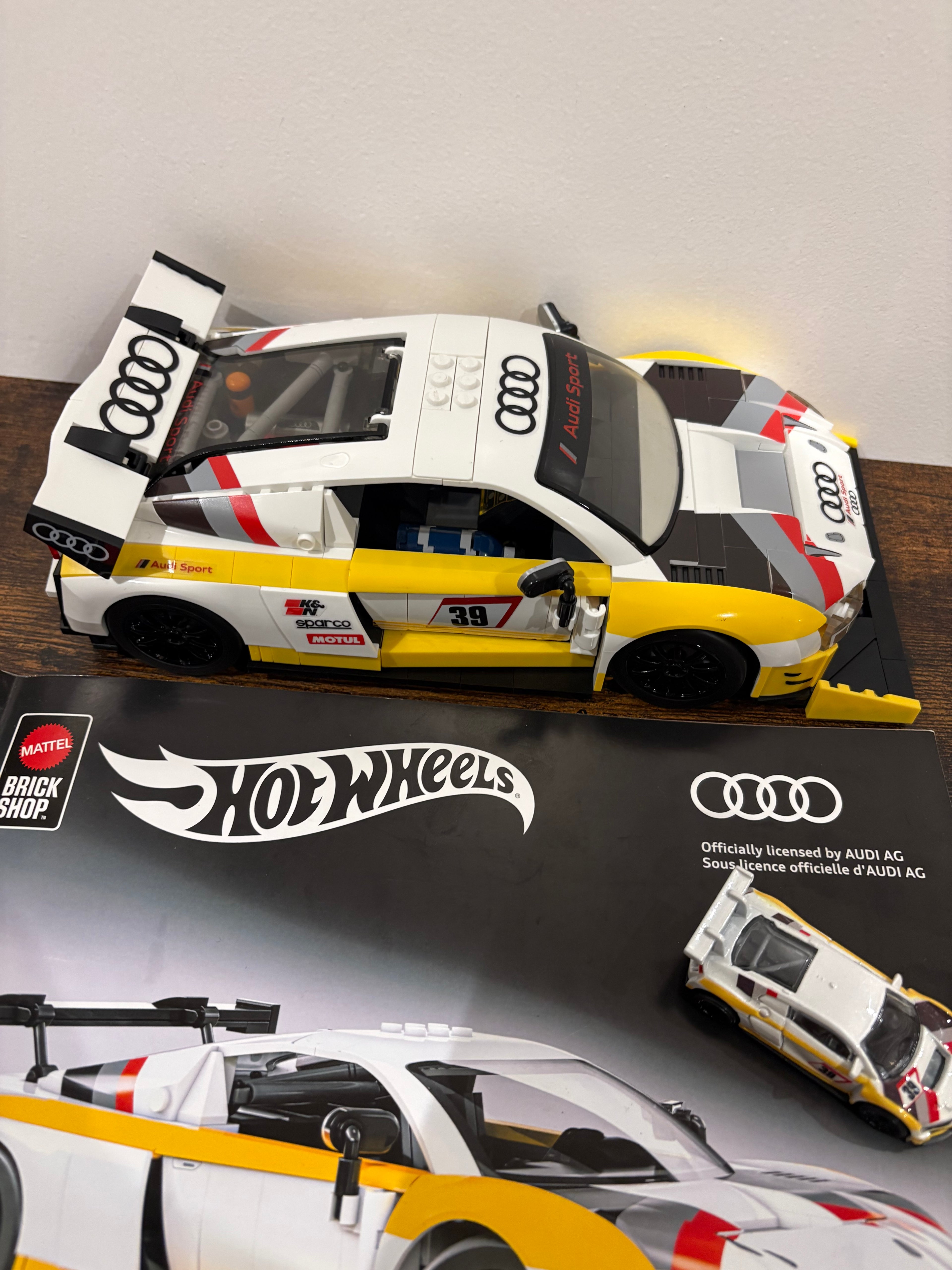 Mattel Hot Wheels - Brick Shop '15 Audi R8 LMS with Mini Car